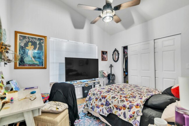Building Photo - Beautiful 3 / 2 single family home across ...