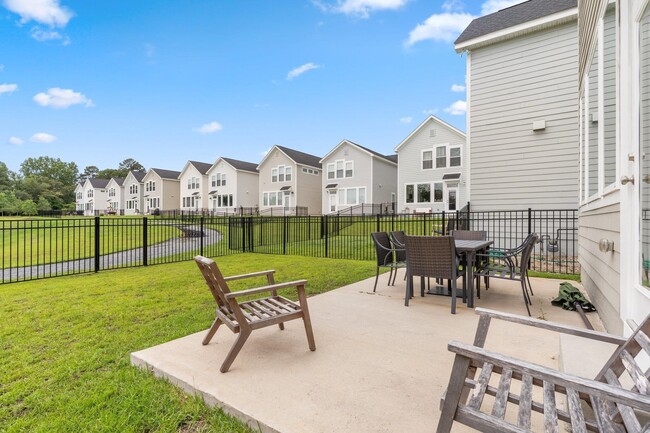 Building Photo - 5631 Fletcher Oaks Dr