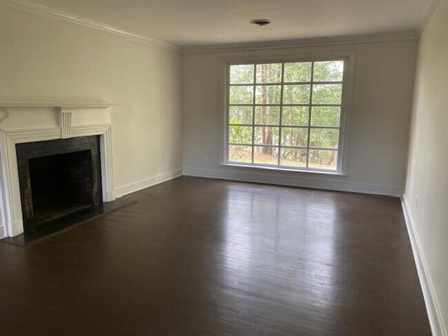 Building Photo - Rambling Brick Rancher with water views cl...