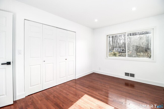 Building Photo - 8 Stonecrop Rd S