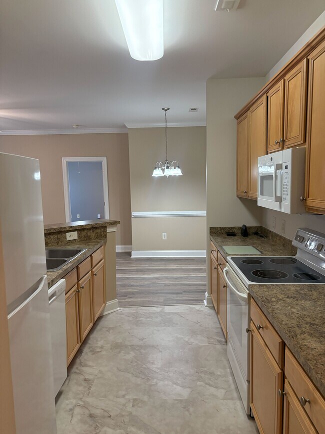 Building Photo - 2037 Silvercrest Dr