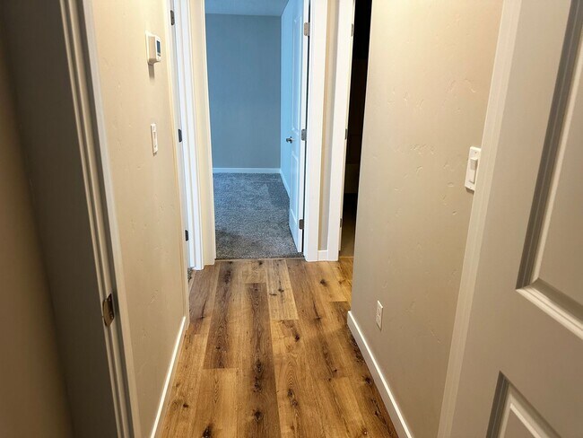 Building Photo - Stunning 3 bedroom 2 bathroom home in Meri...