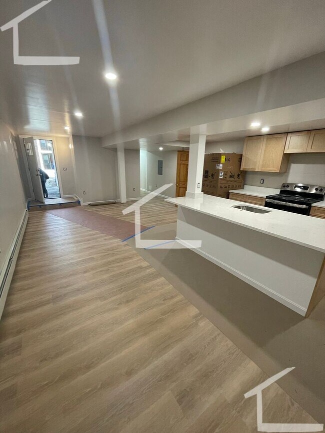 Building Photo - Renovated 4 Bed W/ 2 Full Baths! Heat/hot ...