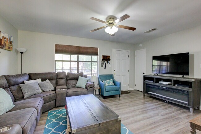 Primary Photo - 554 Roselawn Dr