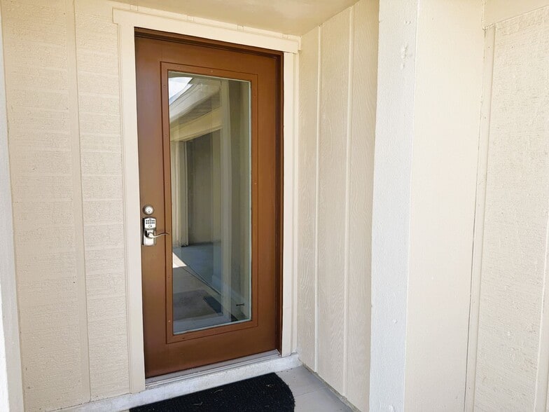 Building Photo - Beautifully Renovated 2 Bedroom + Bonus Room Home on a Corner Lot in North Port!