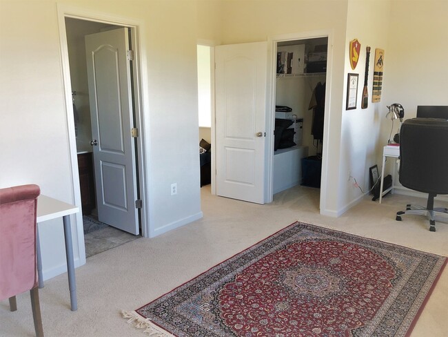 Building Photo - Beautiful End-Unit Townhome in New Post!