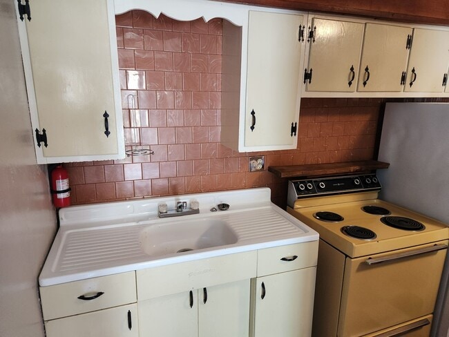 Building Photo - Conveniently Located One Bedroom Apartment...