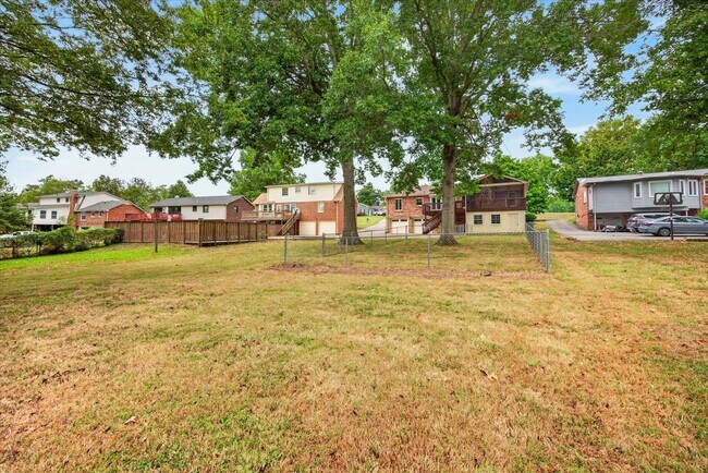 Building Photo - 717 Goodpasture Terrace