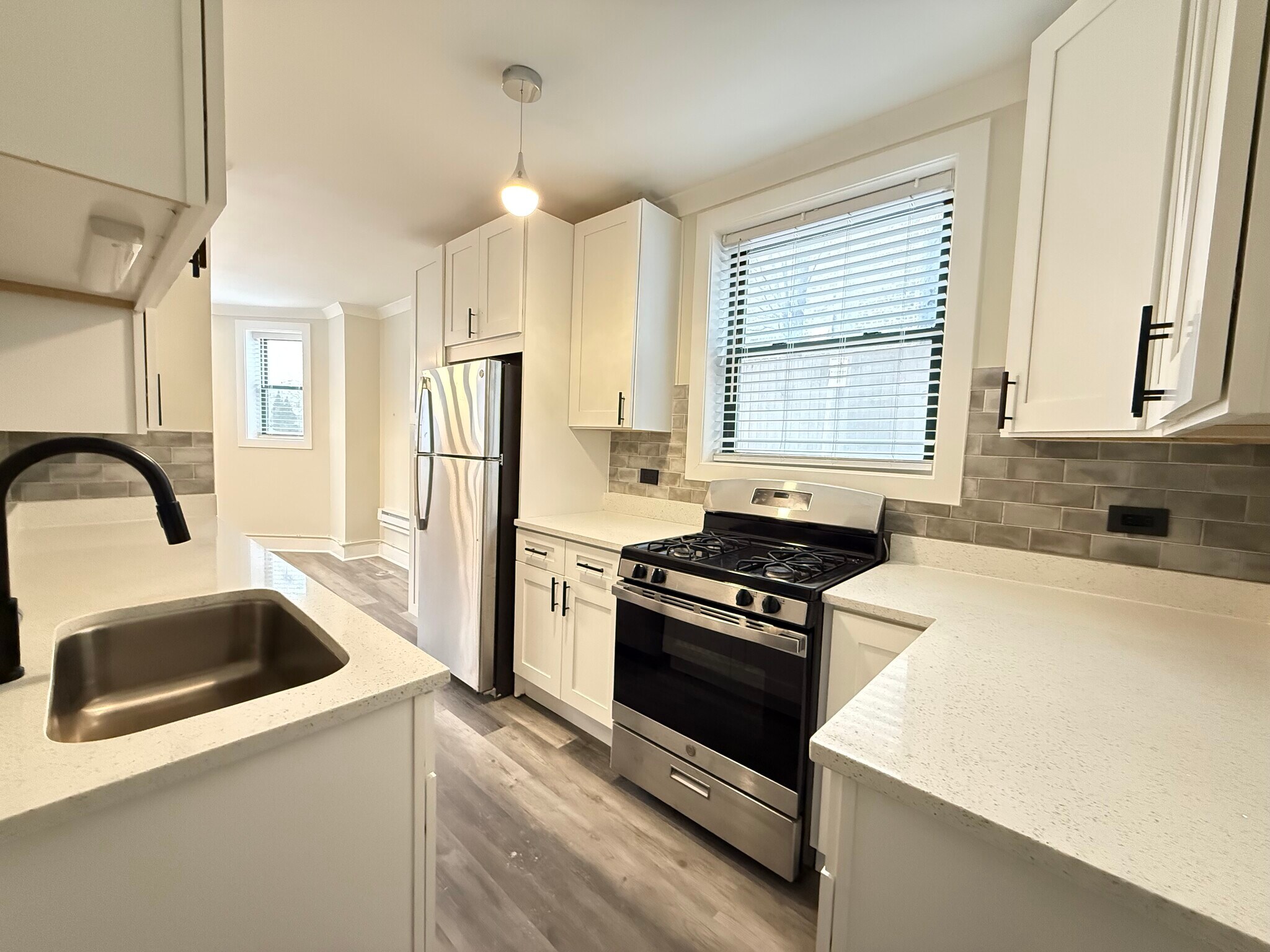 Building Photo - 3838 N Greenview Ave