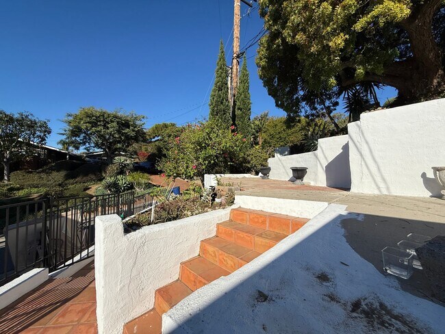 Building Photo - Ventura Hillside Beauty with 3 bedrooms, a...
