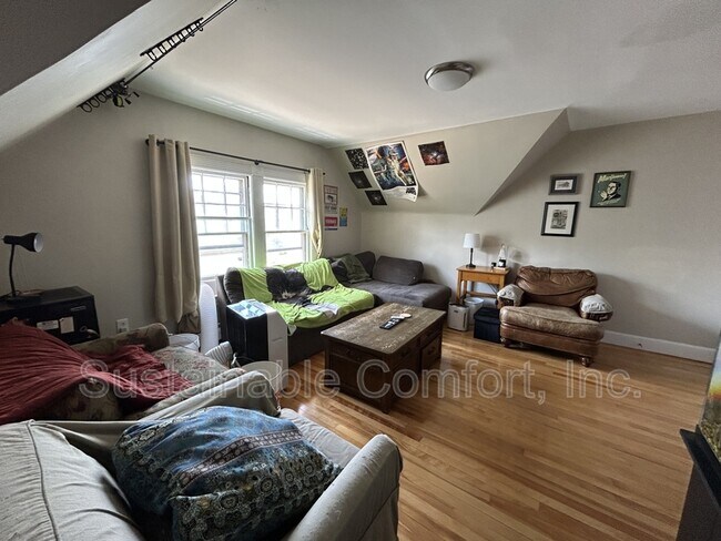 Building Photo - 36 Roxbury St