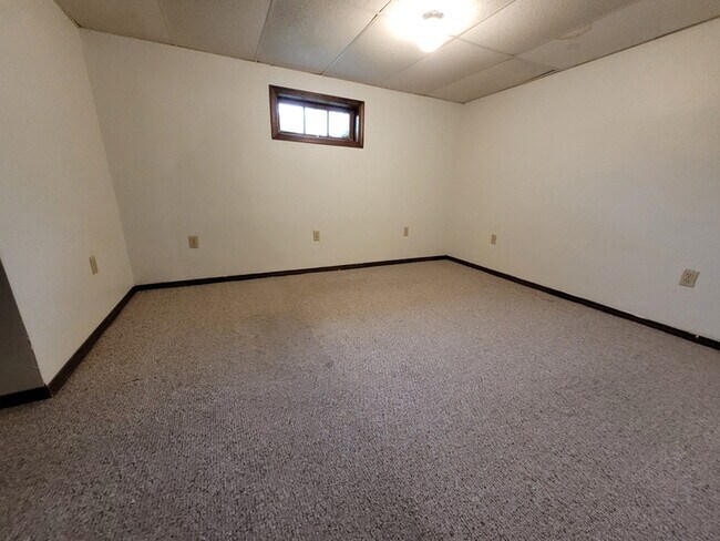 Building Photo - 1858 Deckner Ave