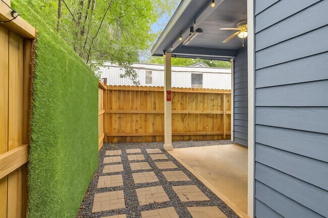 Building Photo - 286 Westchase St