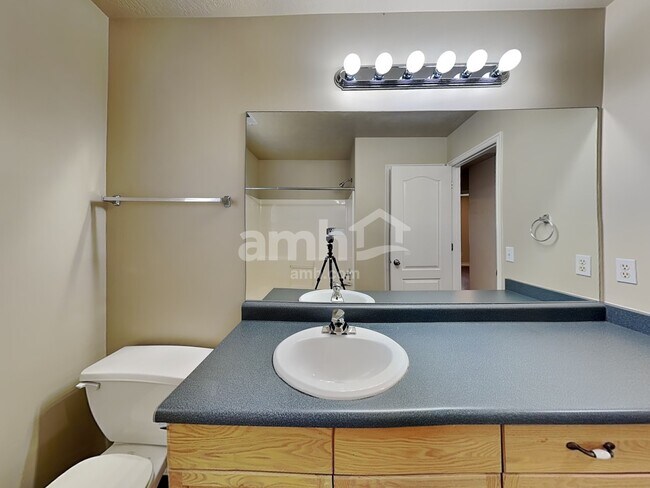 Building Photo - 858 N Wooden Ln