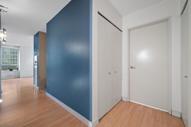 Building Photo - 512 N McClurg Ct