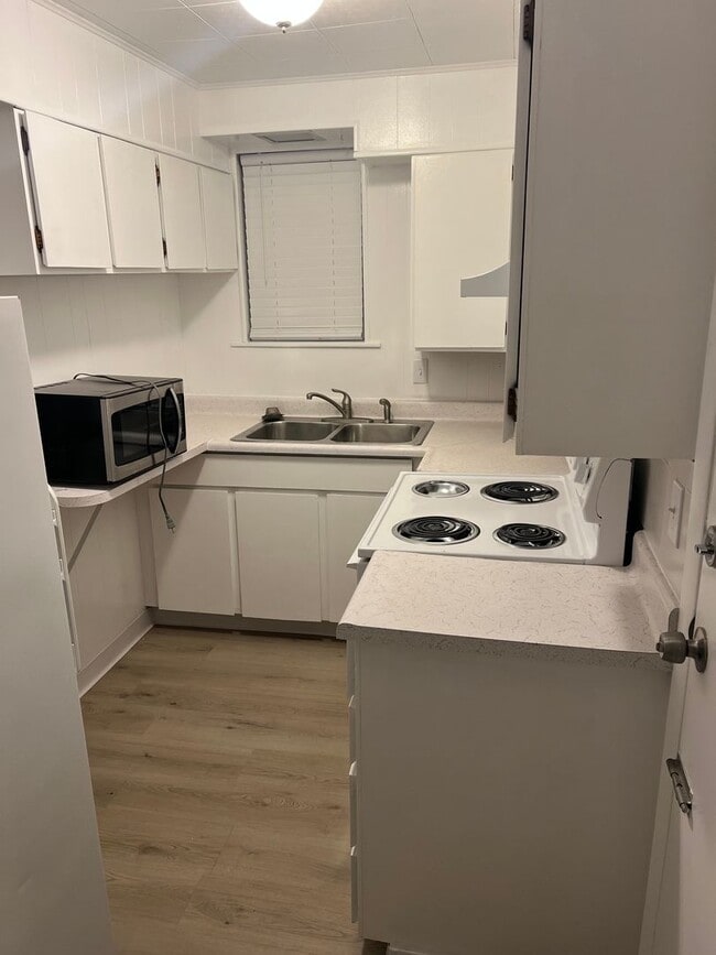 Building Photo - 1-Bedroom, 1-Bath Home – Fully Fenced with...