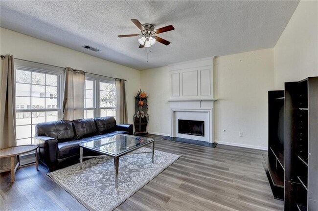 Building Photo - 435 Leasingham Way