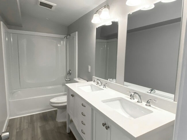 Building Photo - 103 W 54th St