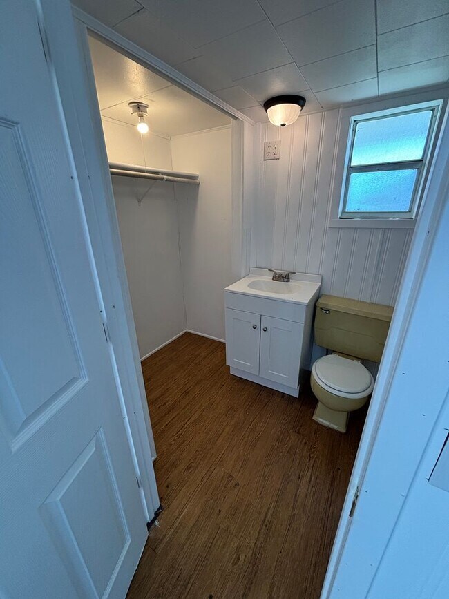 Building Photo - 2 bedroom 2 bath