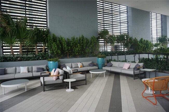 Building Photo - 121 NE 34th St