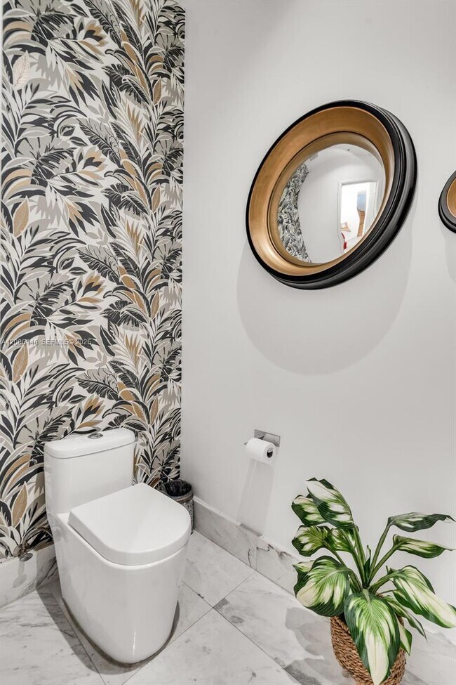 Building Photo - 230 W McIntyre St