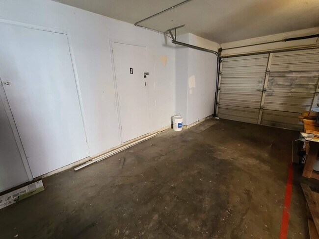 Building Photo - UPDATED RENTAL IN SACRAMENTO!