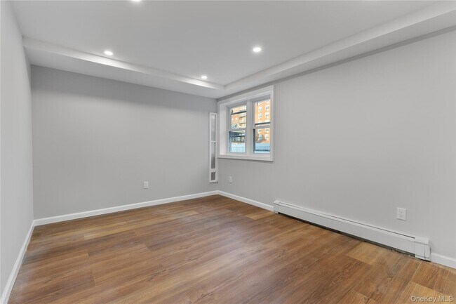 Building Photo - 840 E Broadway