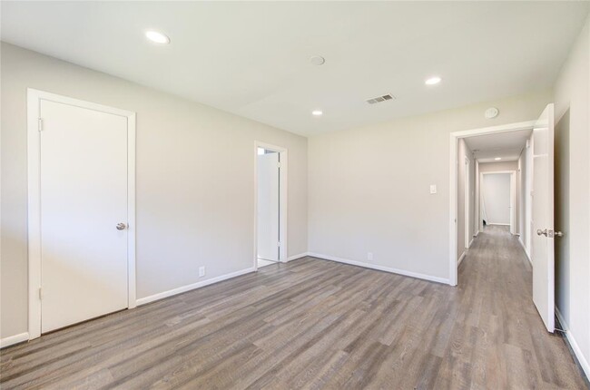 Building Photo - 6026 Clarewood Dr