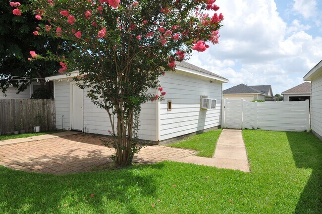 Building Photo - 20734 Settlers Lake Cir N