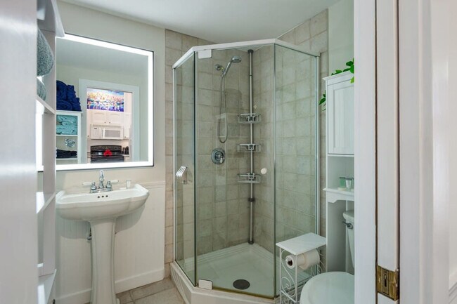 Building Photo - 817 Terry Ln