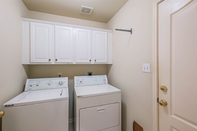 Building Photo - 10010 Forest Spring Ln