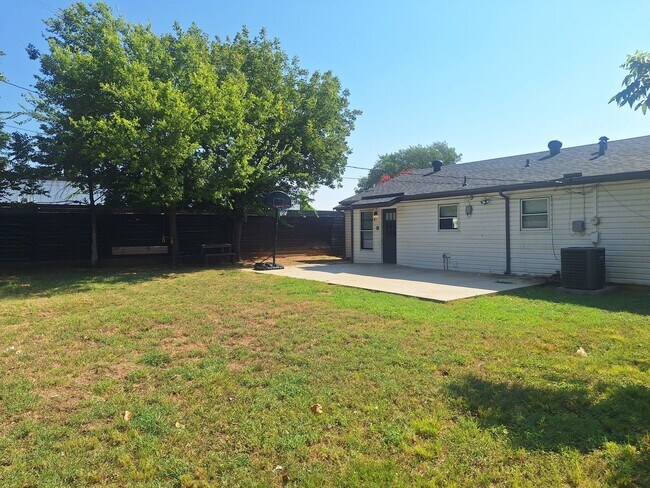 Building Photo - 1225 Harrison Ln