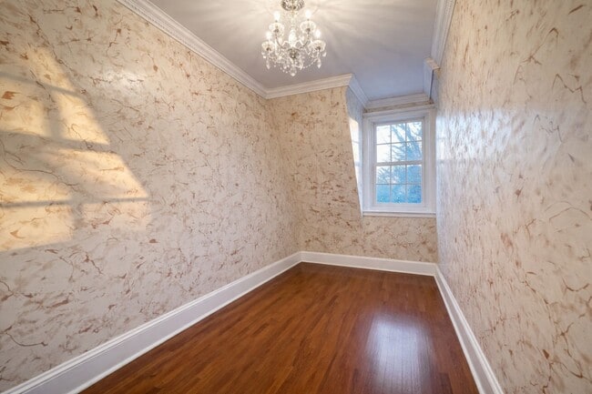 Building Photo - 1-94 Burns St