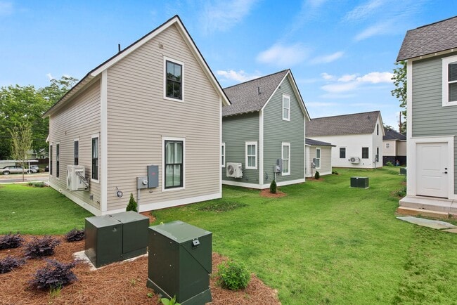 Building Photo - Like New! 2 bedroom 2 bathroom cottage sty...
