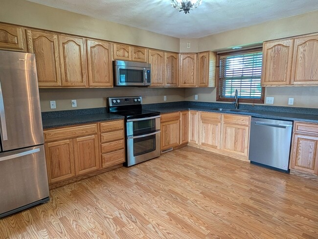 Building Photo - 204 Hickory Dr