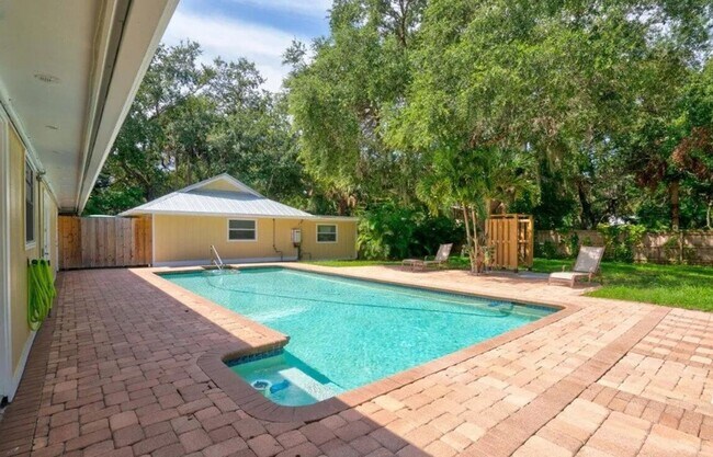 Building Photo - 3/2 POOL home in Harbor Estates Stuart--No HOA & Lots of Parking!