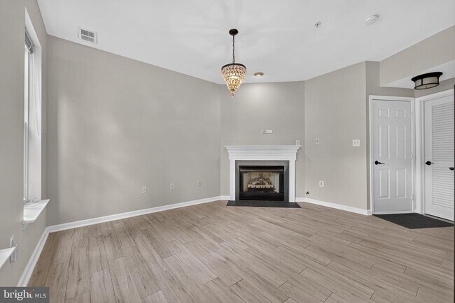 Building Photo - 932 Harrison Cir