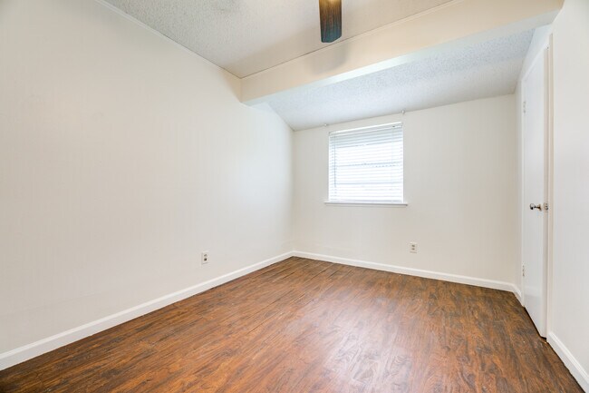 Building Photo - 209 Wake Dr