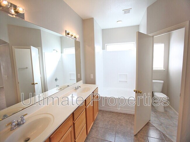 Building Photo - 11808 W Cambridge Ave