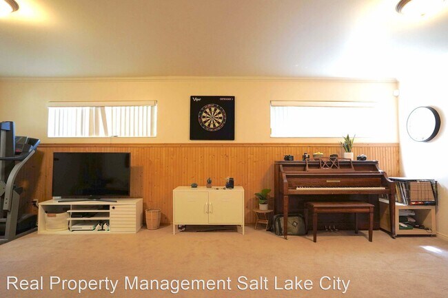 Building Photo - 4 br, 3 bath House - 4585 S 2770 E