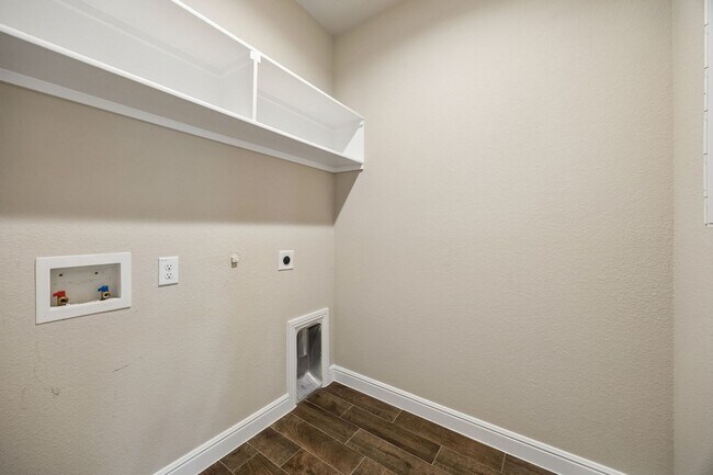 Building Photo - You won't believe it, move-in ready 3/2 in the sought after Bridgeview Community.