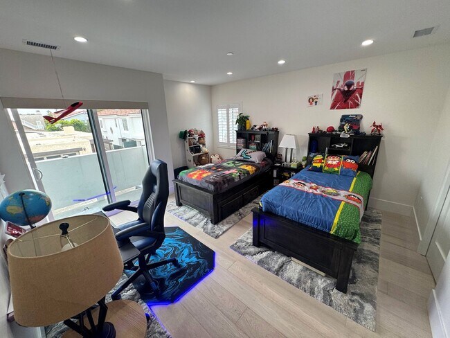 Building Photo - Luxury Coastal Living – Brand New Custom H...