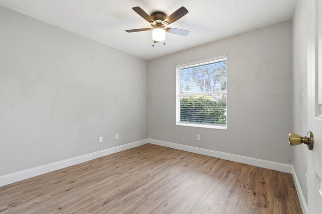 Building Photo - Wellington Place 3 Bedroom 2 Bath