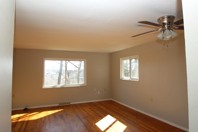 Interior Photo - OXFORD COURT APARTMENTS -- 054