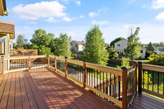 Building Photo - Sundown Rancher with Mountain Views, Walk-...