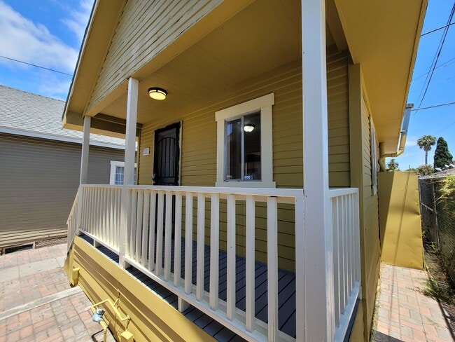 Building Photo - Detached Craftsman Cottage with Courtyard Charm – Low $1,000 Deposit