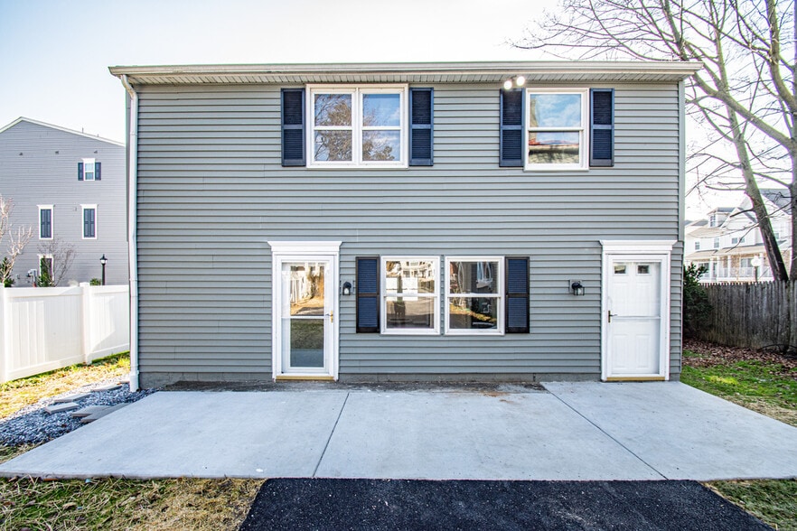 2 Bed, 2 Bath Carriage Home - 404 E Barnard St