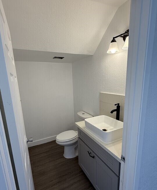 Building Photo - 1505 S Dunsmuir Ave