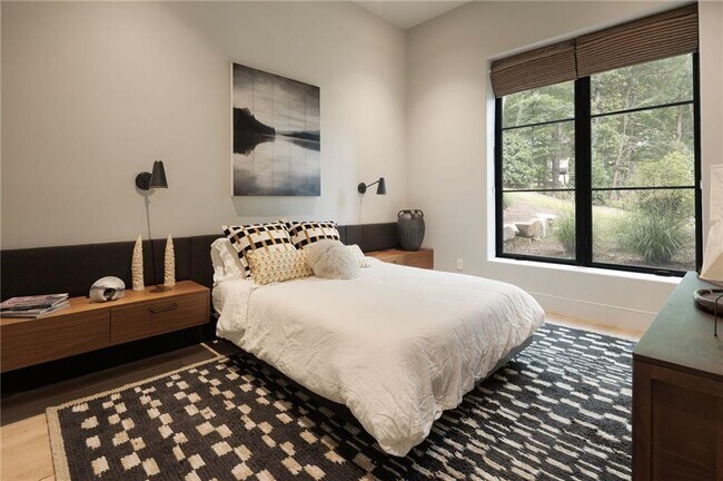 Building Photo - 725 Rocky Point Dr