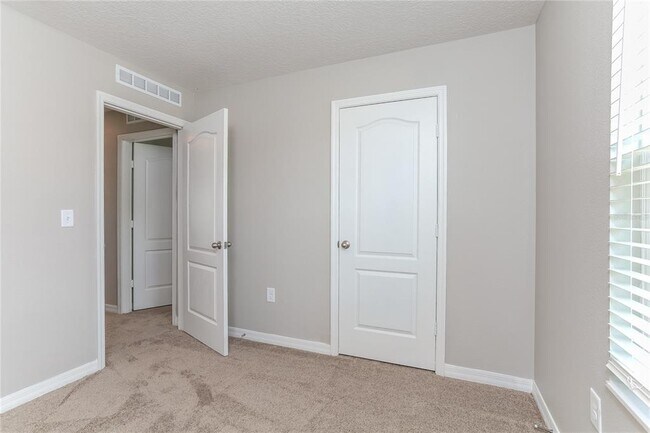 Building Photo - 360 Fern Ct